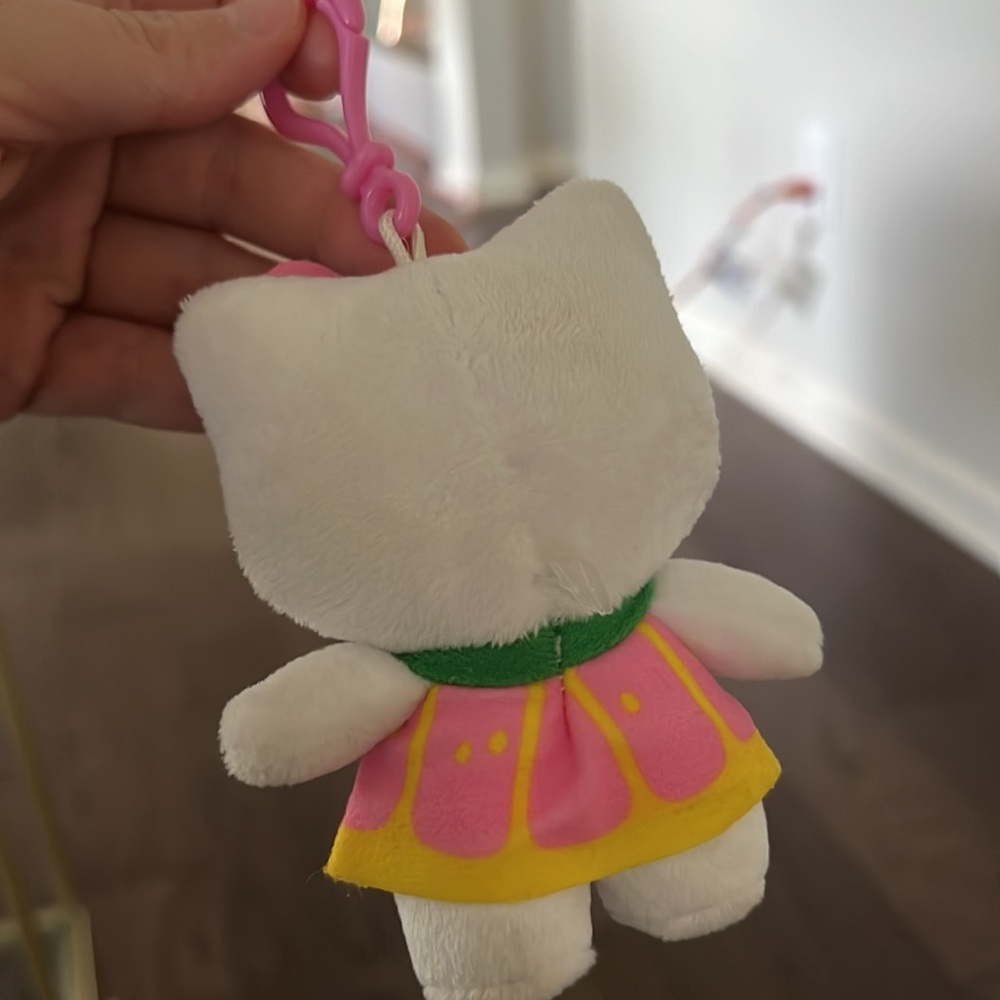 Sanrio Hello Kitty plush keychain - Picture 3 of 6